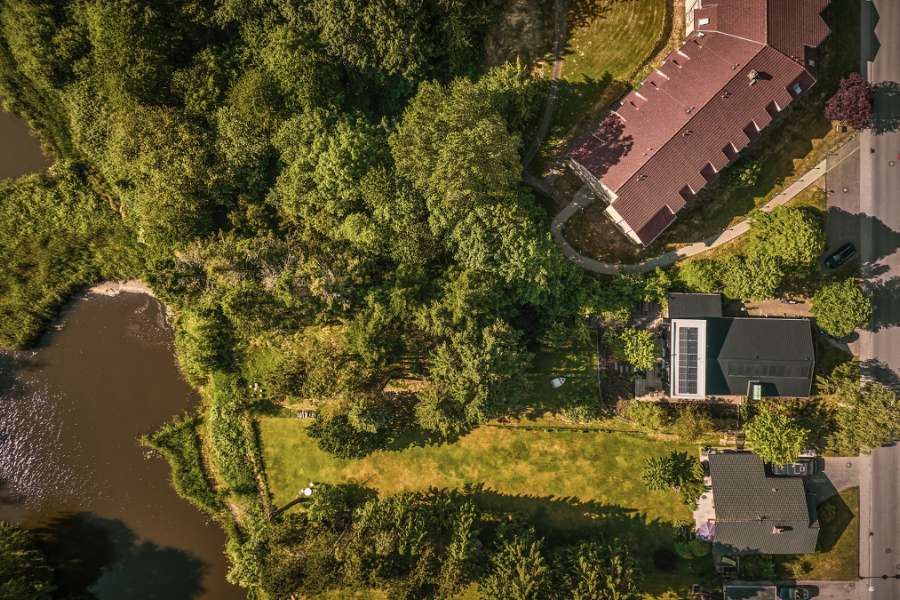 Arkitekt kræser for detaljerne i villa med naturudsigt og facadebeklædning i stål og sten, Konsul Lorenzen Straße 5, 24376 Kappeln, Tyskland